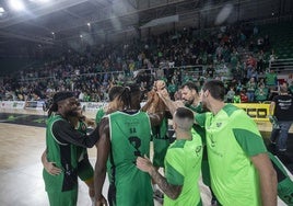 Los jugadores del Cáceres celebran el triunfo frente al Ponferrada en el Multiusos.