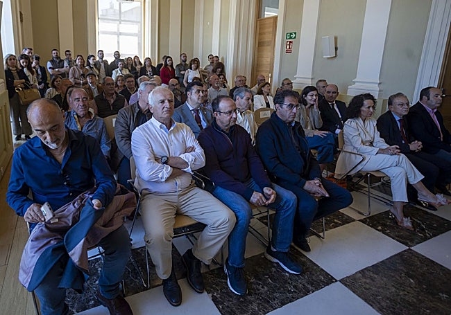 Los empleados municipales jubilados durante el último año, en el salón de plenos.