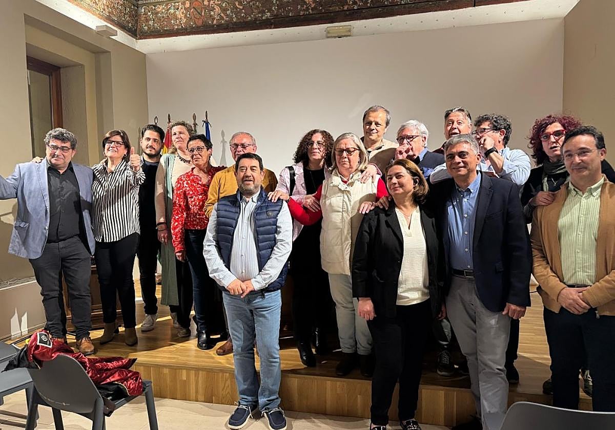 Alfredo Moreno y su nueva Ejecutiva, tras la victoria del pasado martes en el centro cultural Las Claras.