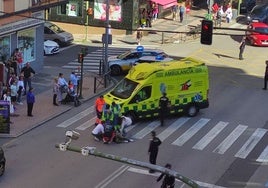 Los sanitarios del 112 atienden a la víctima en el lugar del atropello.