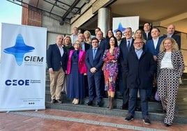 Foto de familia de la junta directiva de CIEM, con José Luis Iniesta en primer término