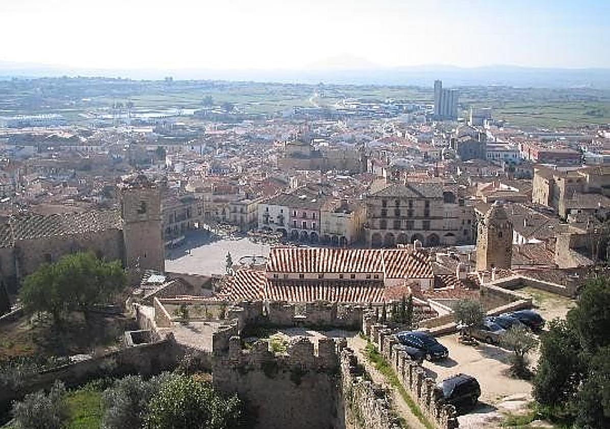 Imagen principal - El castillo, la estatua de Pizarro y el balcón esquinado son algunos de los elementos más reconocibles de la localidad.