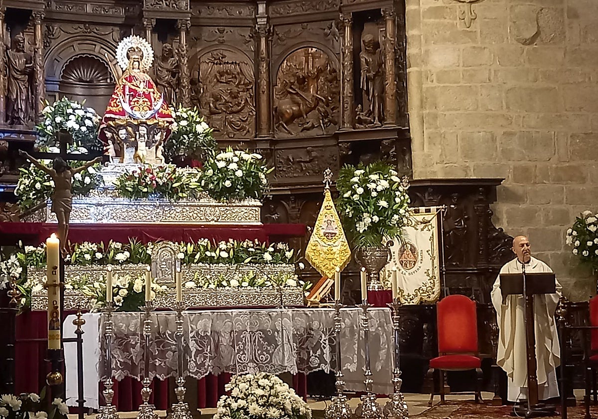 La imagen de la Virgen de la Montaña este jueves en el altar de la concatedral de Santa María.