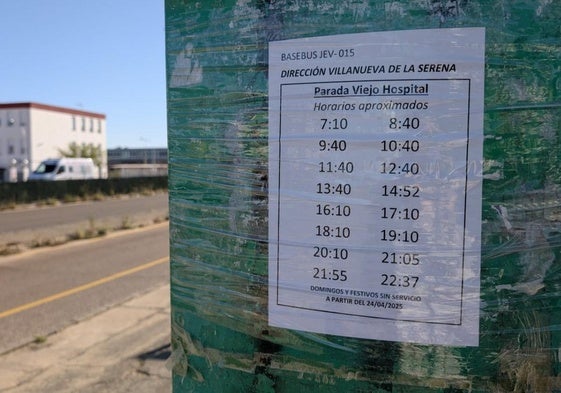 Horario actualizado en una vieja marquesina en el hospital.