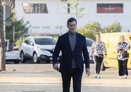 David Sánchez llega a pie a los juzgados de Badajoz.
