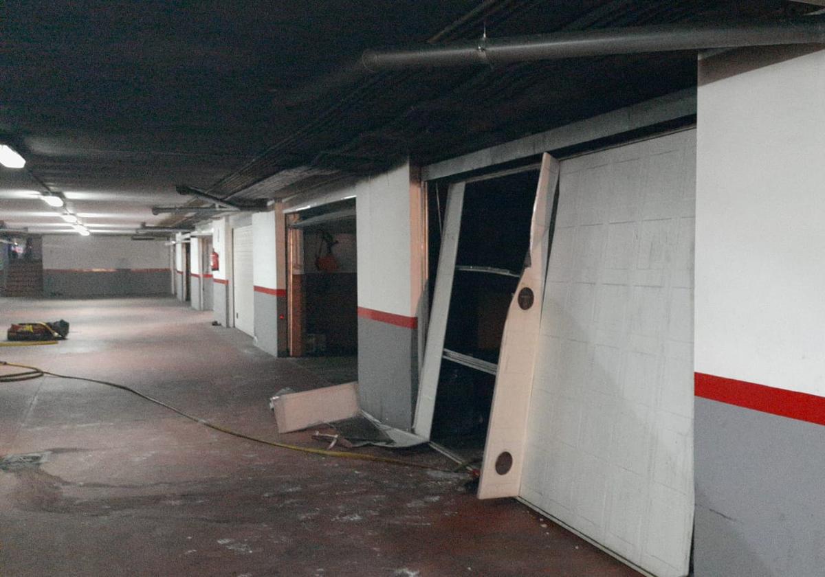 Un incendio en el garaje de una vivienda del Nuevo Cáceres desaloja a veinte familias por el humo