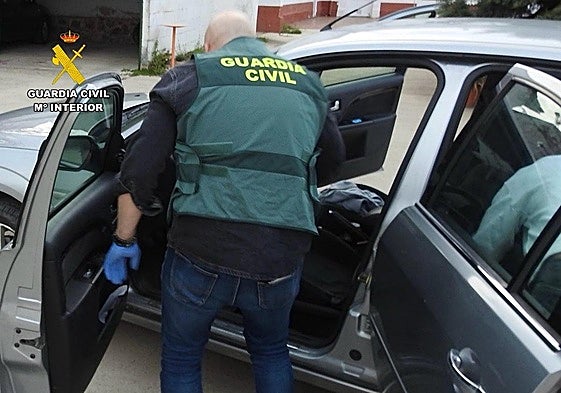 Detenida por la Guardia Civil tras disparar a su vecino con un arma