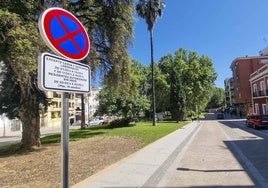 Plataforma única habilitada en la Rambla Santa Eulalia, abierta al tráfico con plazas de estacionamiento de uso limitado.