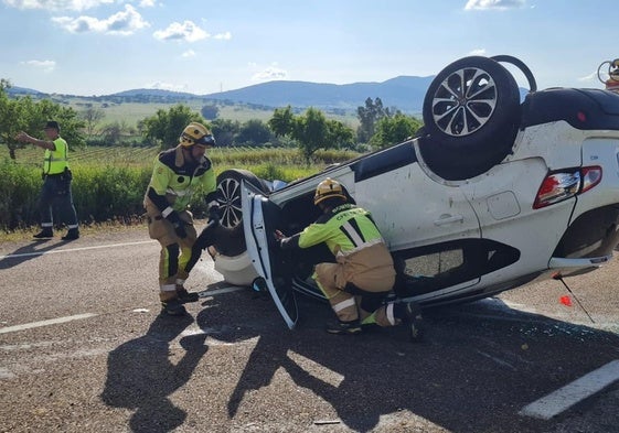 Los bomberos del Cpei han actuado en el accidente para excarcelar al herido.