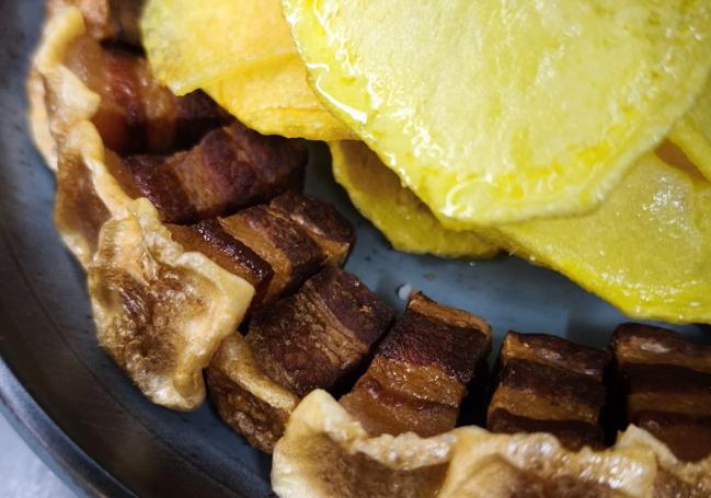Torreznos con patatas caseras de Avío.