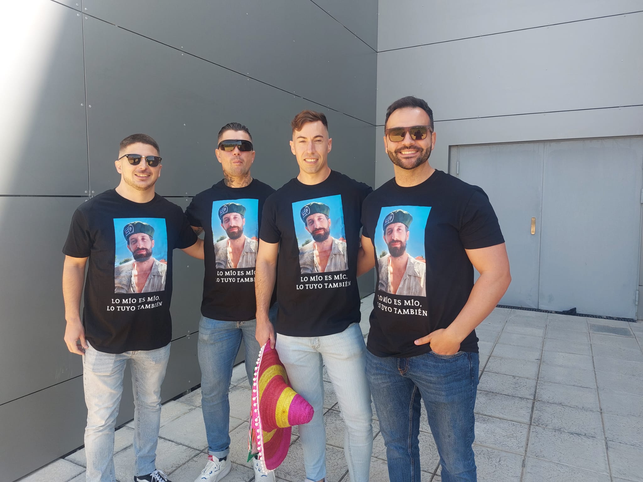 Un grupo espera a un amigo que está en el juzgado firmando su boda. Se lo llevan de despedida. «No sabíamos que hoy era la declaración del hermano del presidente y nos hemos encontrado con este percal».