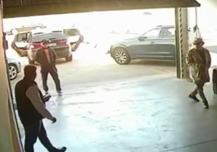 Imágenes captadas por las cámaras de seguridad del negocio.