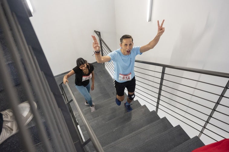 150 corredores y 736 escalones en la primera Carrera Vertical de Badajoz