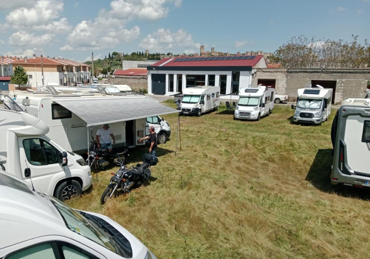 La concentración de 'casas rodantes' aglutina a 44 vehículos este fin de semana en Trujillo