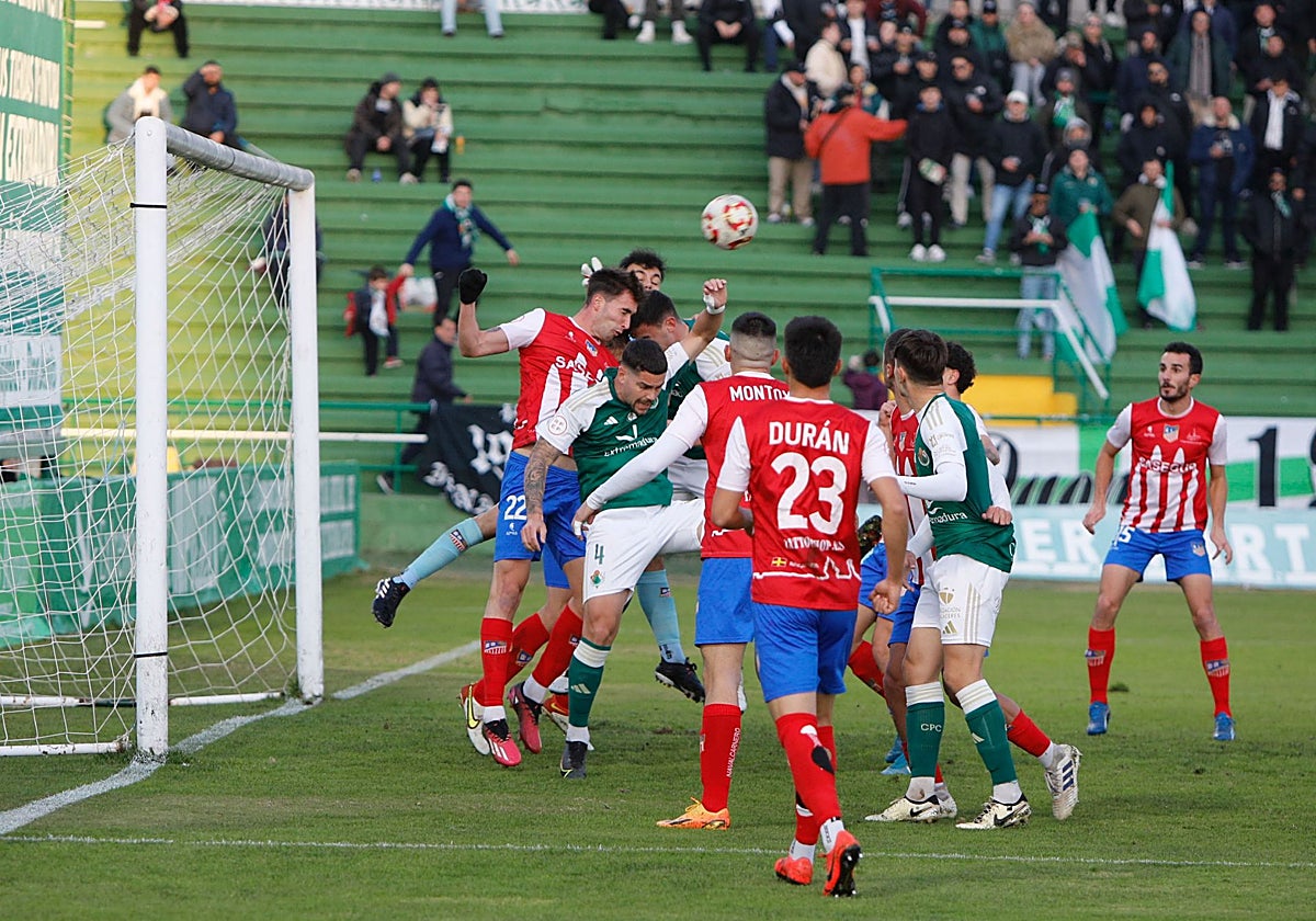Acción del partido de la primera vuelta entre el Cacereño y el Navalcarnero en el Príncipe Felipe.