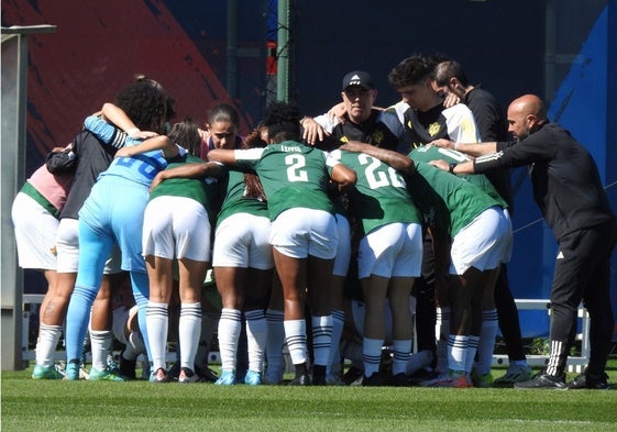 Piña de la plantilla verdiblanca antes de un partido.