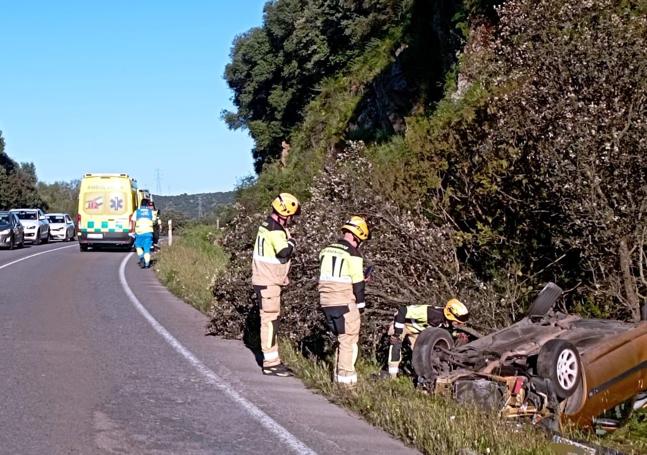 Bomberos en el lugar del suceso.