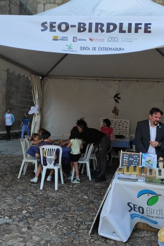 Marcelino Cardalliaguet en los talleres de Seo-Bird Life en el festival de las aves.