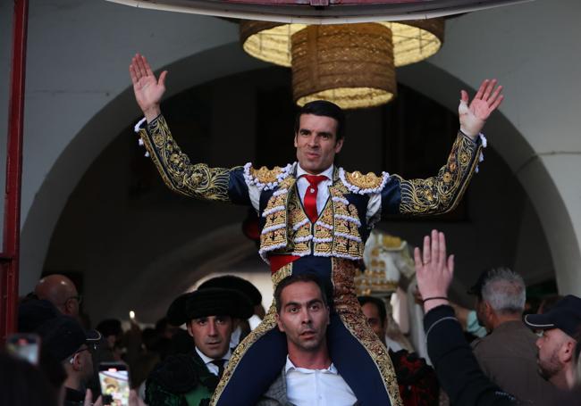 El diestro Emilio de Justo sale a hombros tras el festejo celebrado este sábado en Mérida, con toros de la ganadería de José Luis Pereda.