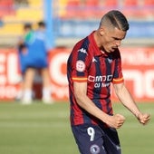 Callejón celebra uno de los dos goles que anotó en el triunfo ante el Diocesano.