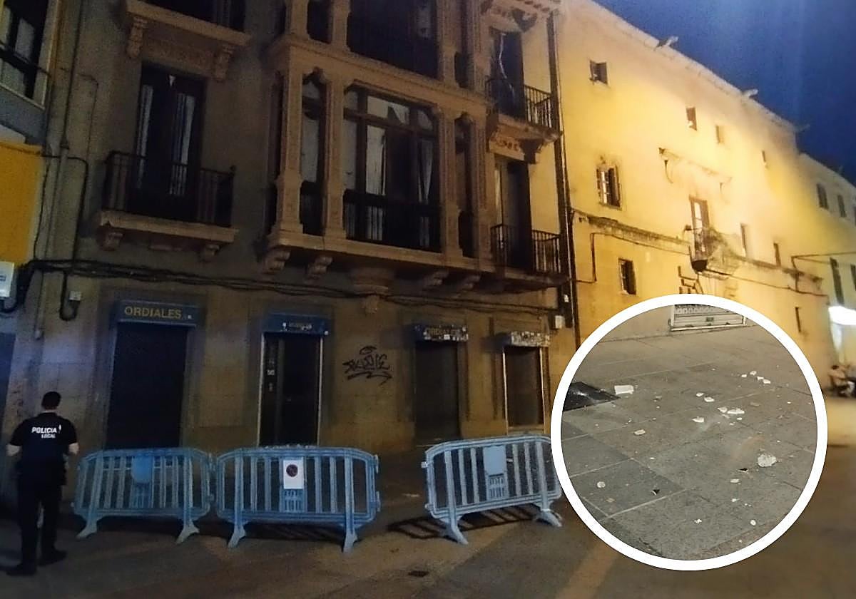 Edificio acordonado. En la foto detalle, los cascotes caídos.