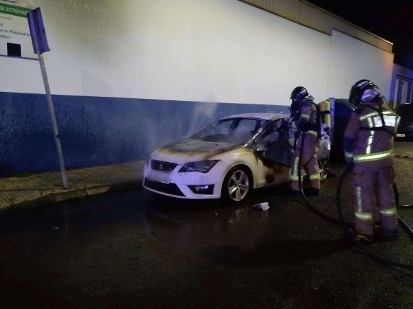 A las tres menos cuarto de la madrugada un Seat León blanco estaba ardiendo en la calle calle Francisco Pedraje Muñoz, en Las Moreras, muy cerca de la avenida de Elvas. El vehículo estaba estacionado cerca del número 11, junto al edificio de mantenimiento de carreteras de la Junta. Cuando llegaron los bomberos el turismo estaba completamente en llamas, sin que pudieran evitar que acabara calcinado.