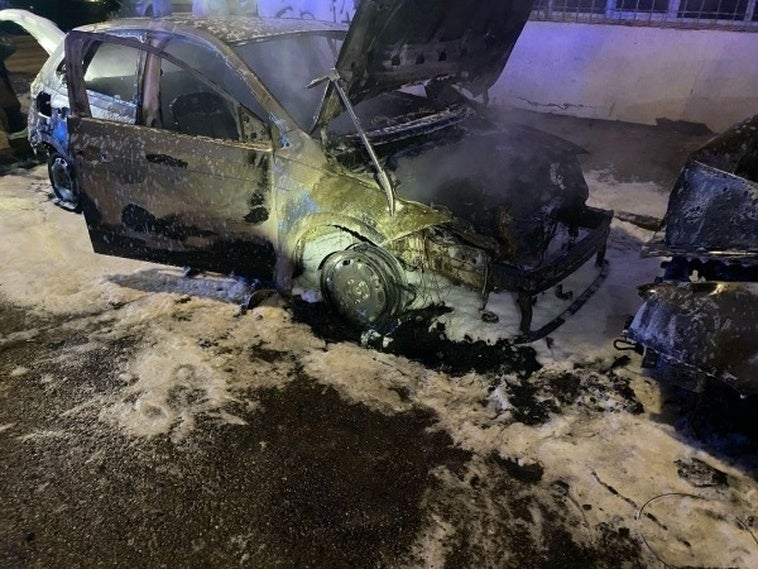 Los bomberos de Badajoz apagan coches incendiados por la noche en tres barriadas