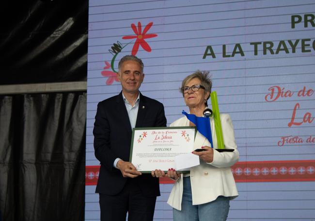 Saturnino Alcázar, alcalde de Herrera del Duque, entrega a María José Bravo Casas el reconocimiento a su trayectoria social.