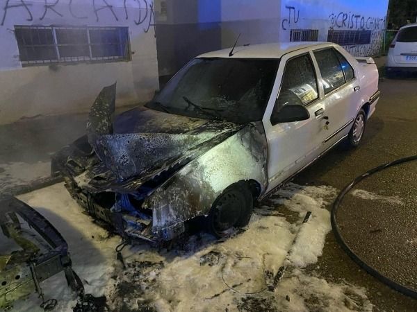 Los bomberos tienen claro que las llamas de Suerte de Saavedra no saltaron del Polo al Renault 19. Creen que son dos quemas intencionadas. En este caso la primera chispa prendió en el salpicadero.
