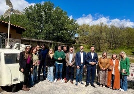 Políticos, técnicos y organizadores en la presentación.