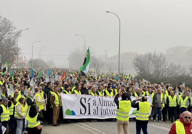 Manifestación en defensa de la continuidad de la central, el pasado enero en la localidad cacereña.