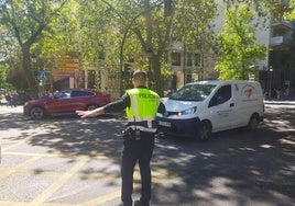 La Policía Local regula el tráfico en Cáceres ante la falta de semáforos.