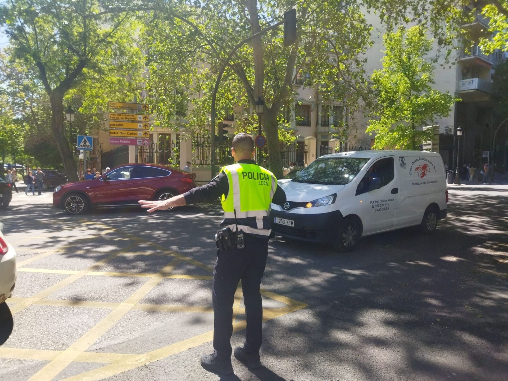 Así vive Cáceres el apagón: compras a oscuras y un soldado regulando el tráfico