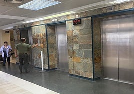 Ubna persona llama al ascensor en el Hospital Virgen del Puerto de Plasencia.