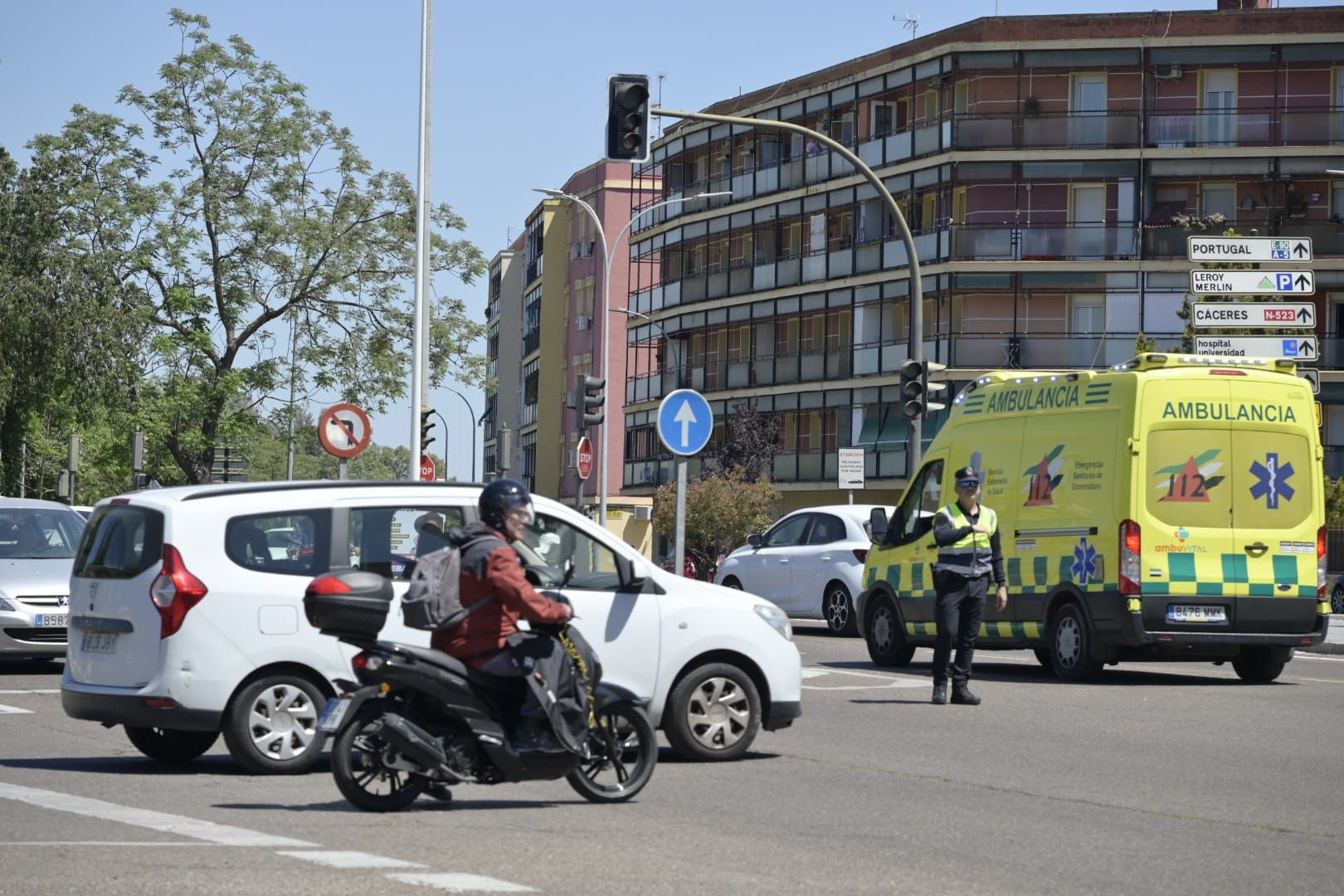 Policía Local regulando el tráfico en el casco urbano de Badajoz