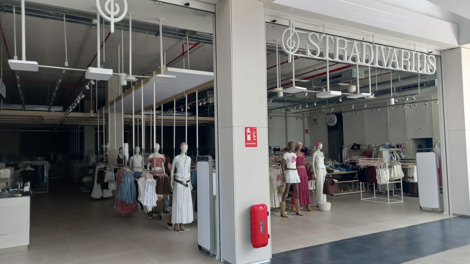Tiendas de Zara y Stradivarius en el centro comercial Ruta de la Plata de Cáceres, que se mantenían abiertas pero con todos los espacios a oscuras y cerrados