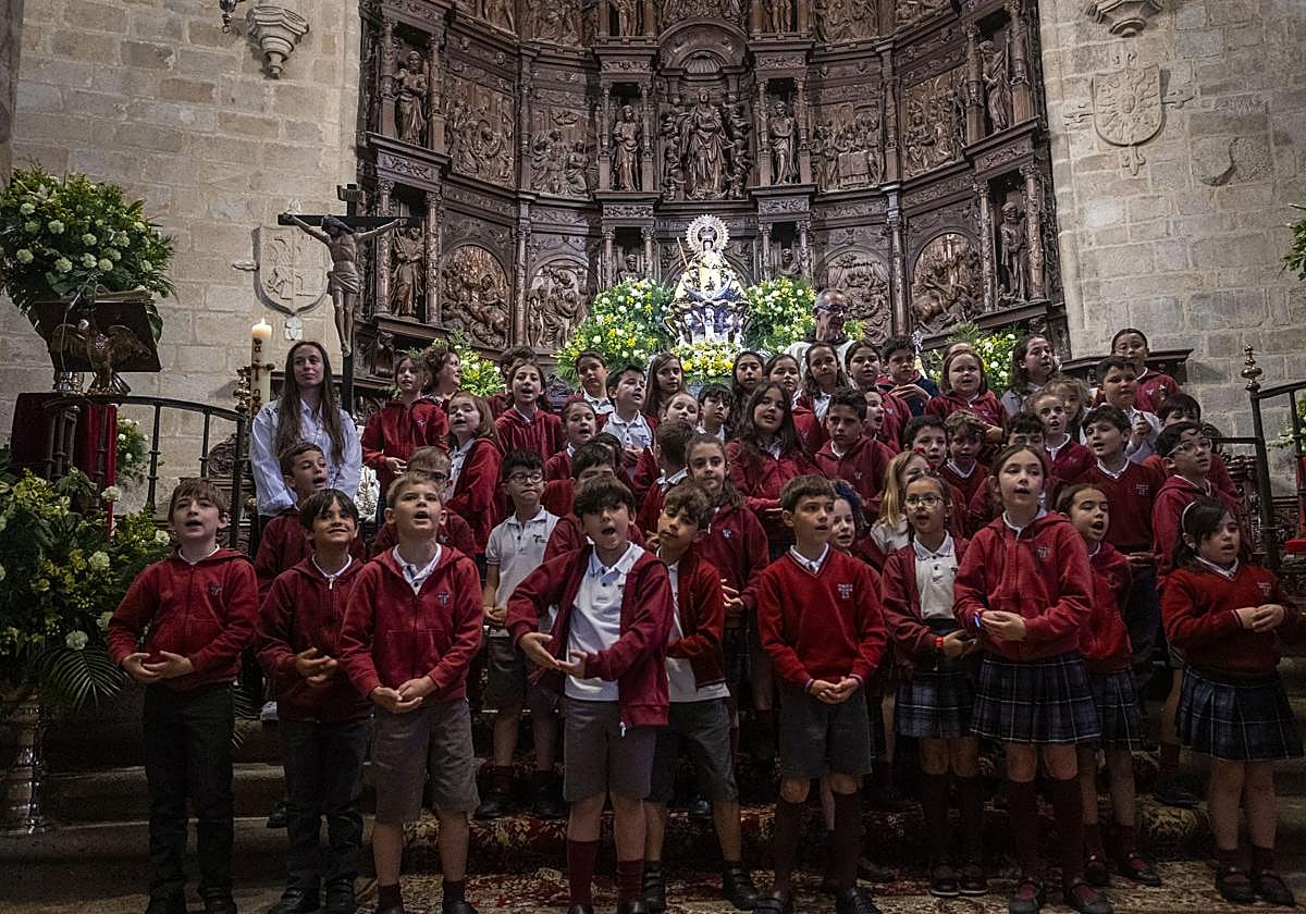 Los escolares este lunes por la mañana junto a la patrona de Cáceres.