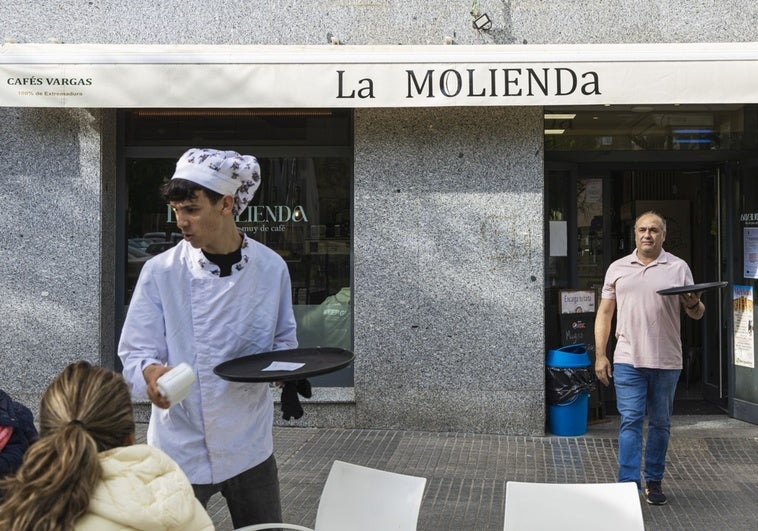 Cervezas frías y copas en las terrazas llenas de los bares de Badajoz durante el apagón