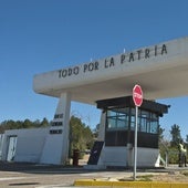 Acceso a la Base General Menacho, en Bótoa, donde ha fallecido un militar.