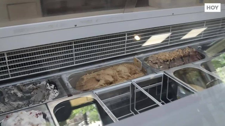 Cervezas frías y copas en las terrazas llenas de los bares de Badajoz durante el apagón