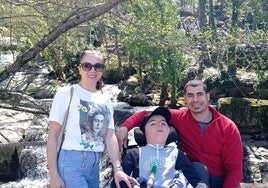 Alberto, con sus padres Raquel y Alberto.
