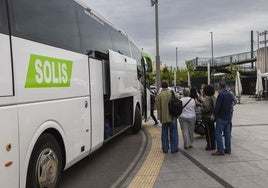 Los viajeros que ayer tenían billetes para el Alvia entre Badajoz a Madrid fueron derivados a un autobús para hacer el recorrido.
