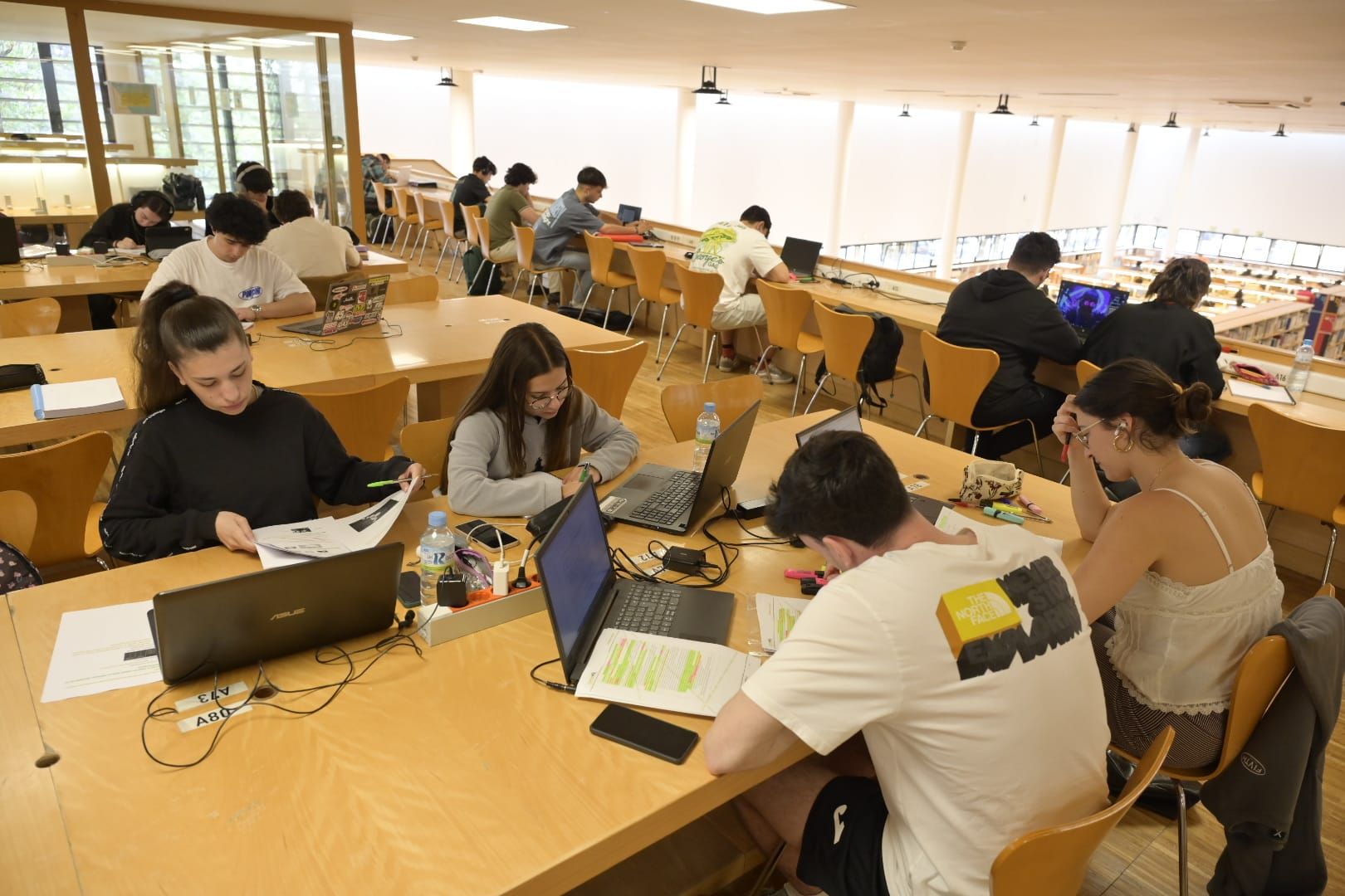 Alumnos en la biblioteca central del campus de Badajoz de la Universidad de Extremadura (UEx), que ha abierto con total normalidad este martes.