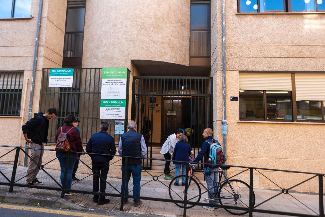 Exterior de centros educativos de este martes en Cáceres