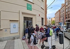 Alumnos en una clase del colegio Sagrada Familia de Badajoz, este martes
