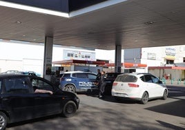 Vehículos repostando en la jornada del lunes en Badajoz.