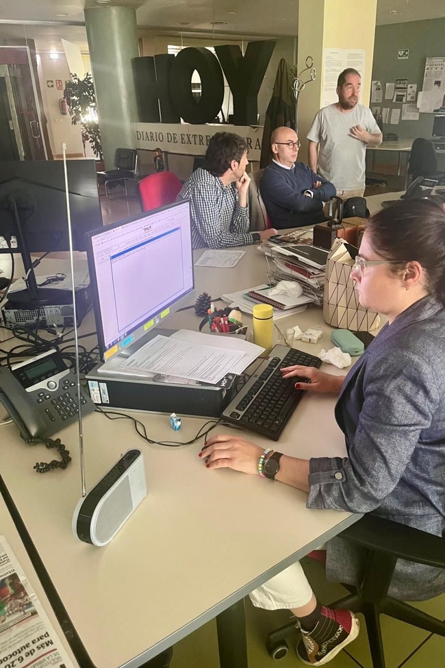 El equipo de Internet recibiendo instrucciones del informático Vicente Calvo.