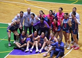 Las jugadoras del Miralvalle celebran la clasificación para la fase de ascenso a LF Challenge.