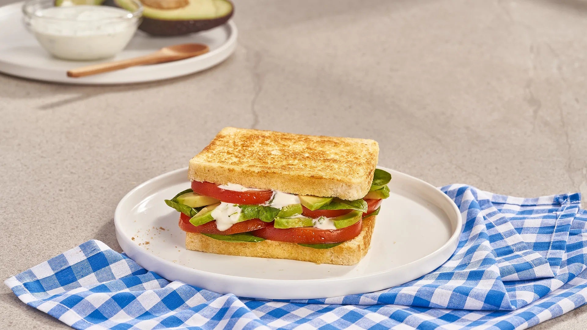 Bocadillo de aguacate y tomate