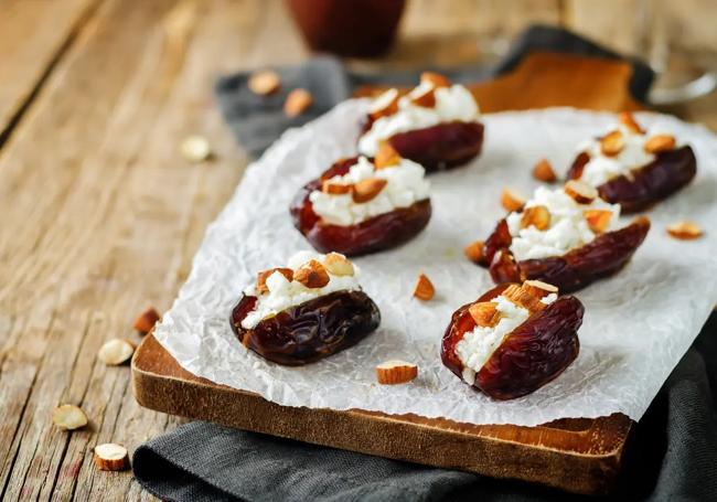 Dátiles rellenos con queso y jamón ibérico